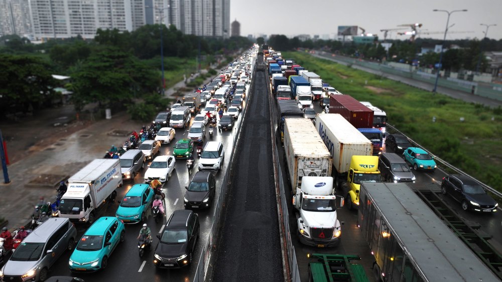 The heavy traffic from Rach Chiec bridge headed towards An Phu intersection at 5:30 p.m. Photo: Mr. Tu