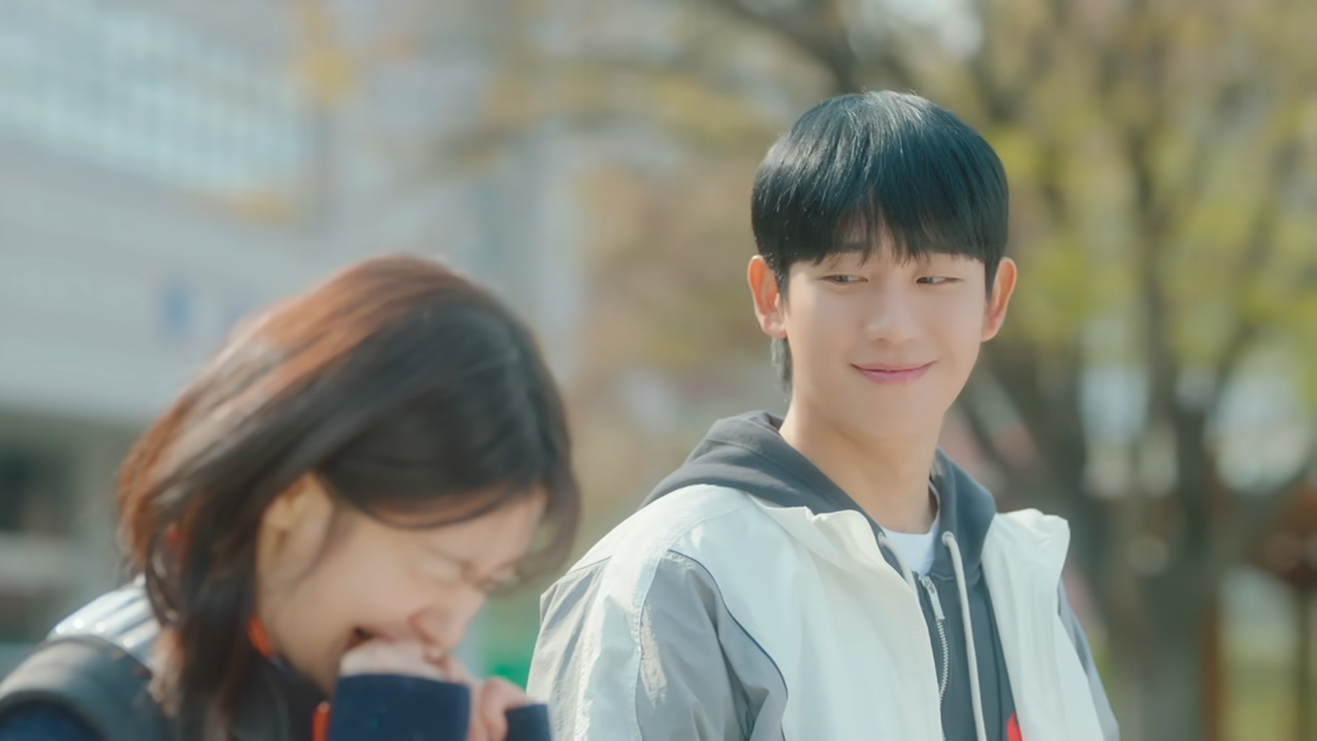 The development in the relationship of the two main characters makes viewers look forward to the interactions of Jung Hae In and Jung So Min in upcoming episodes. Photo: Manufacturer