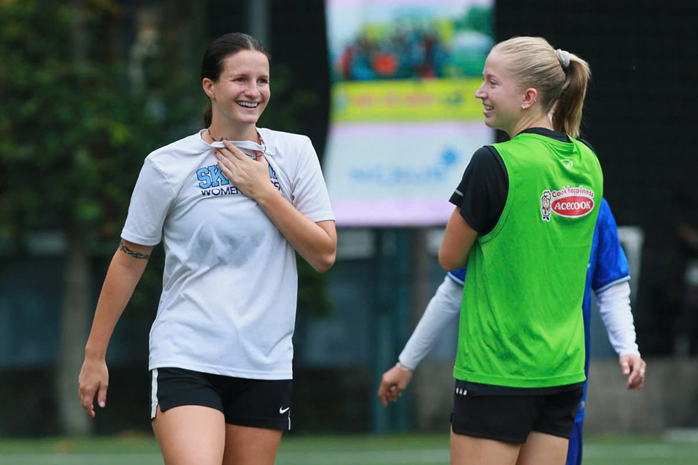 Ba cầu thủ ngoại ra mắt đội nữ TPHCM. Ảnh: Thanh Vũ