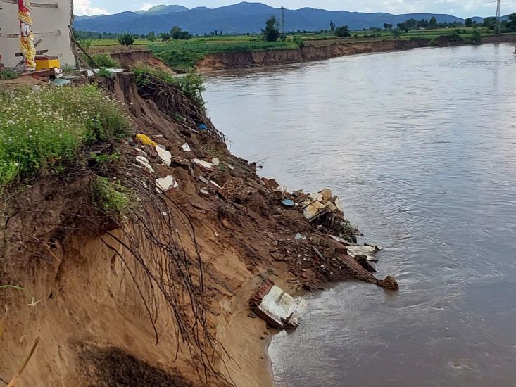 Sạt lở gia tăng và ăn sâu vào đất liền. Ảnh: THANH TUẤN