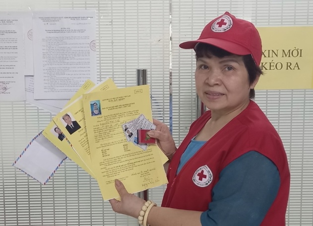 Bà Nguyễn Thị Xuân Hương - Hội Chữ thập đỏ quận Hoàn Kiếm, Hà Nội nhận thẻ đăng ký hiến tạng. Ảnh: Trung tâm Điều phối ghép tạng Quốc gia