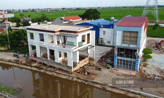 Ngôi nhà 2 tầng ở xã Nghĩa Trung (huyện Nghĩa Hưng, tỉnh Nam Định) được thần đèn di dời. Ảnh: Lương Hà