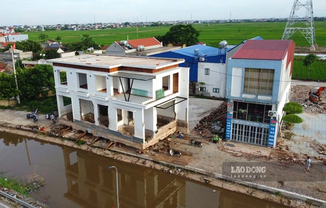 "Thần đèn" di dời ngôi nhà 2 tầng xoay 180 độ ở Nam Định