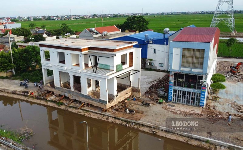 Ngôi nhà 2 tầng ở xã Nghĩa Trung (huyện Nghĩa Hưng, tỉnh Nam Định) được thần đèn di dời. Ảnh: Lương Hà