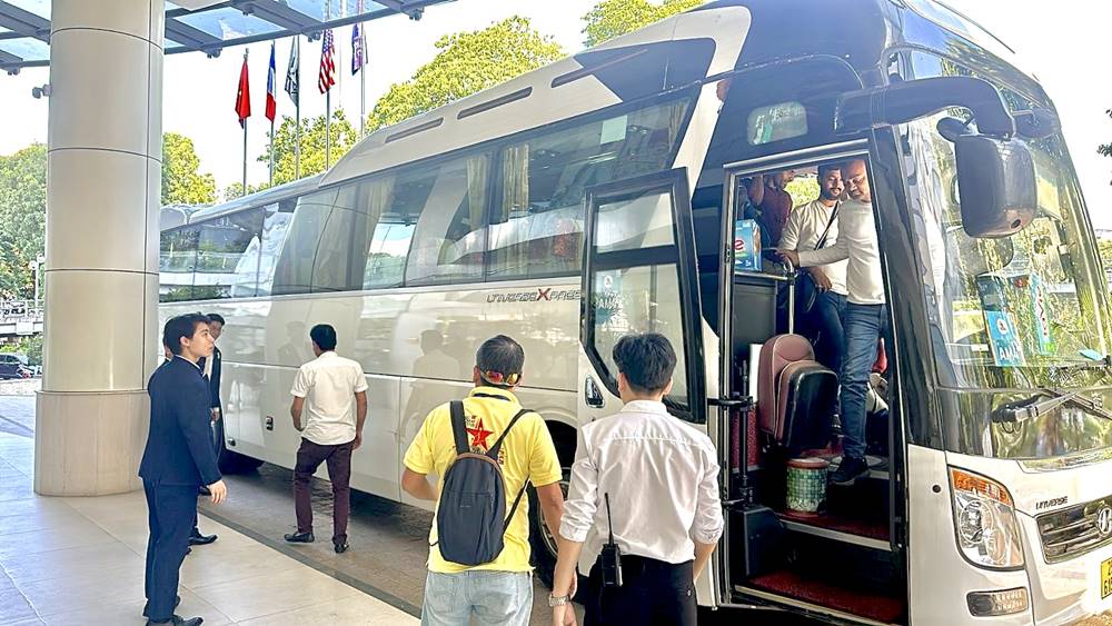 The Indian delegation arrived in Hanoi around 2:00 pm. Photo: Novotel Hanoi Thai Ha