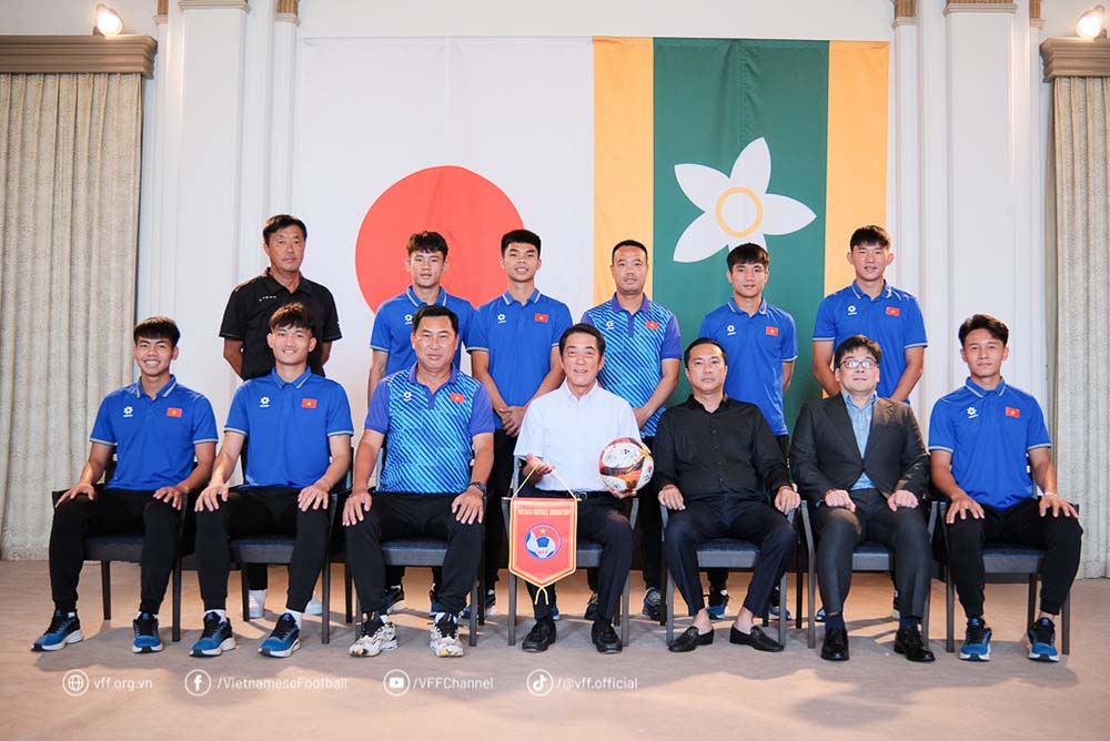 U20 Vietnam visited and met with the Governor of Ehime province. Photo: VFF