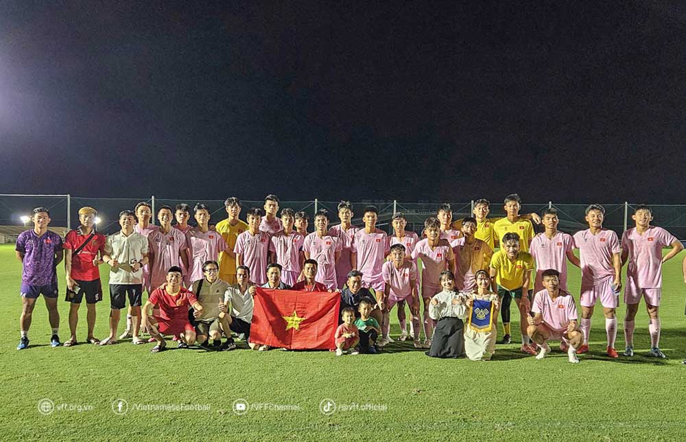 U20 Vietnam took souvenir photos with Vietnamese fans living and working in Japan. Photo: VFF