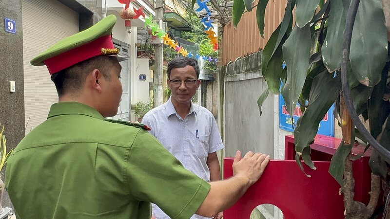 Residents of alley 656, Nhat Tan ward, Tay Ho district are happy to have fire protection hydrants installed in small alleys. Photo: Hoang Loc