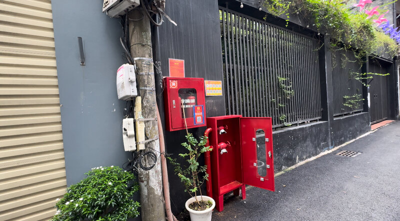 The budget for installing fire protection hydrants and large and small water pipes in the entire Tay Ho district is estimated at over 400 billion VND. Photo: Hoang Loc