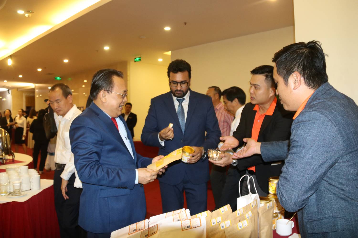 Leaders of Khanh Hoa Provincial People's Committee and Deputy Consulate General of India in City. Ho Chi Minh City visits booths displaying typical local products. Photo: Phuong Linh