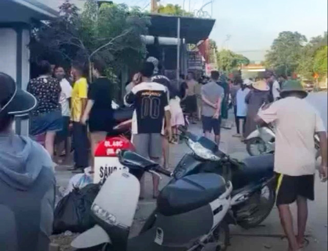 Sau vụ nổ, người dân tập trung theo dõi sự việc. Ảnh: Ngọc Tuấn