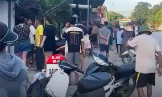 Sau vụ nổ, người dân tập trung theo dõi sự việc. Ảnh: Ngọc Tuấn