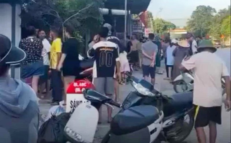 Sau vụ nổ, người dân tập trung theo dõi sự việc. Ảnh: Ngọc Tuấn