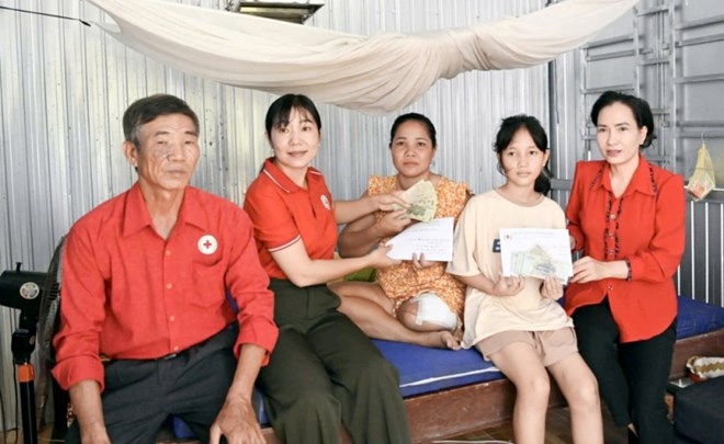 Bạn đọc Báo Lao Động giúp sức mẹ, con nữ sinh bị tai nạn
