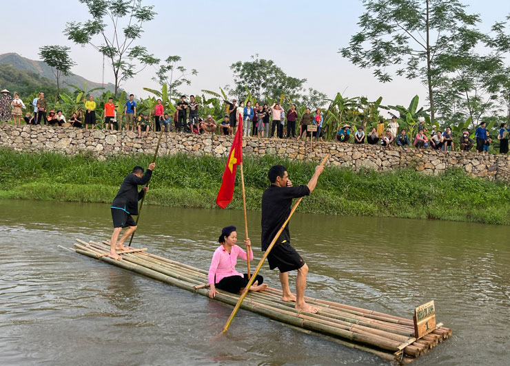 Coming to Nghia Do, visitors will experience surfing on Nam Luong stream