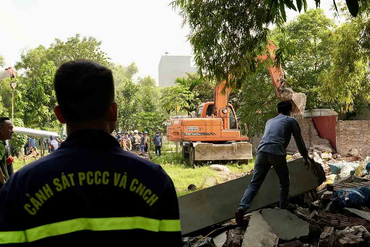 At 8:30 a.m., the authorities began to enforce construction violations on Earth Au land. Photo: Huu Chanh