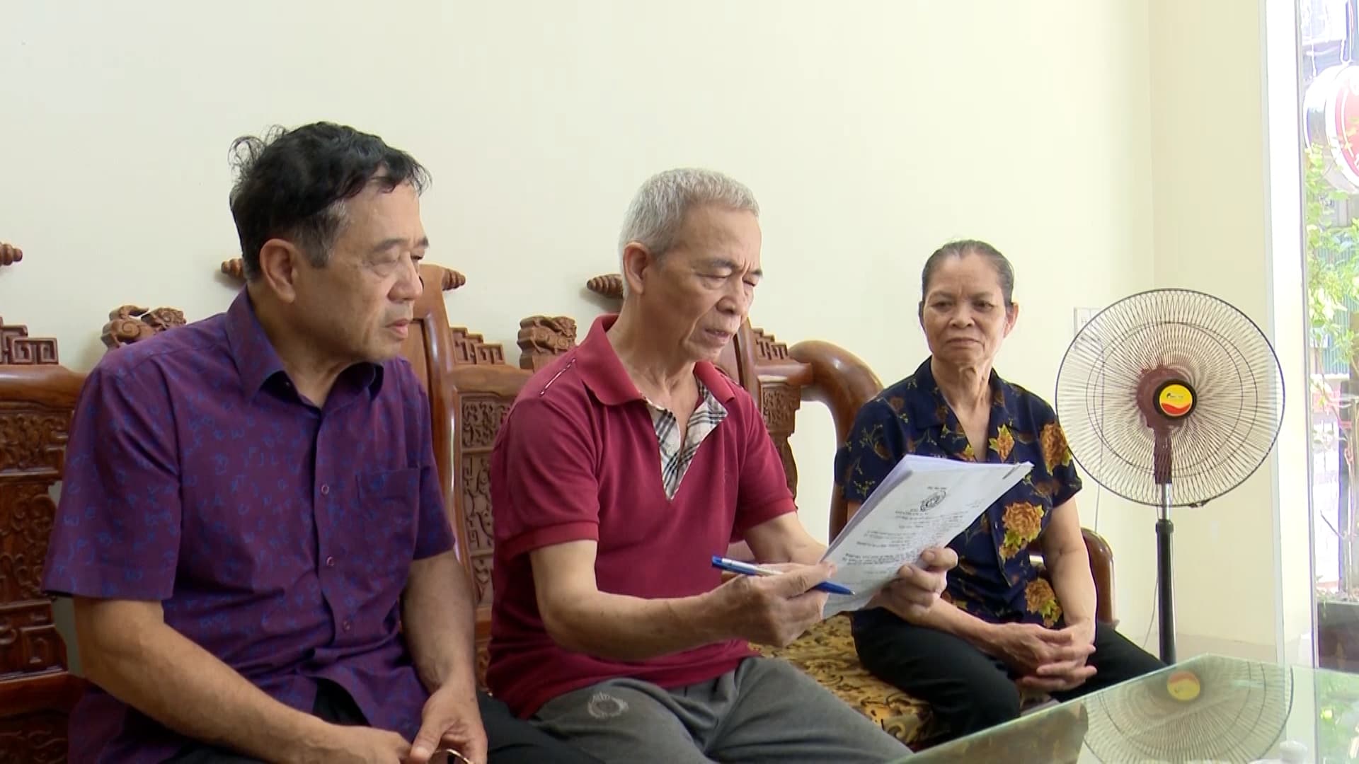 Lấy ý kiến của người dân trên địa bàn thành phố Ninh Bình về tên gọi mới của các đơn vị hành chính hình thành sau sáp nhập. Ảnh: Nguyễn Trường