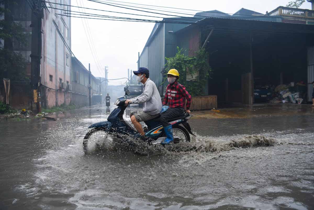 Làng nghề Phong Khê ngập nước khi trời mưa. Ảnh: Vân Trường