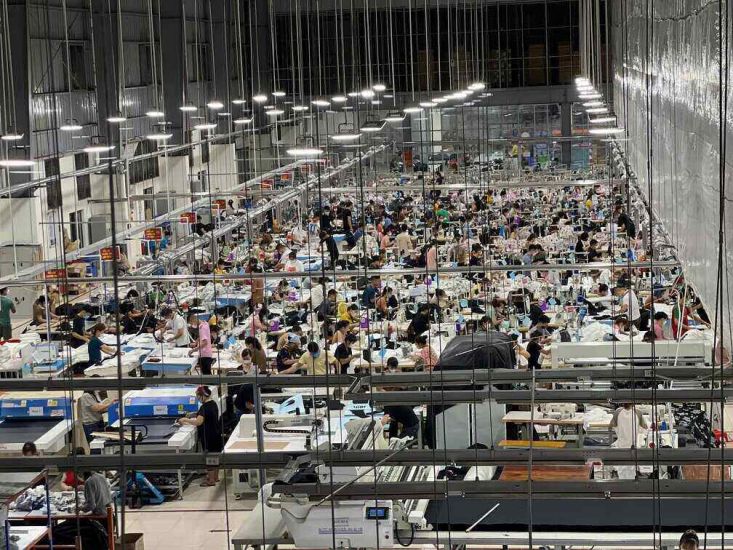 Dịp lễ 2.9.2024, nhiều công nhân vui mừng khi được thưởng đến 500.000 đồng.  Ảnh: Minh Hương