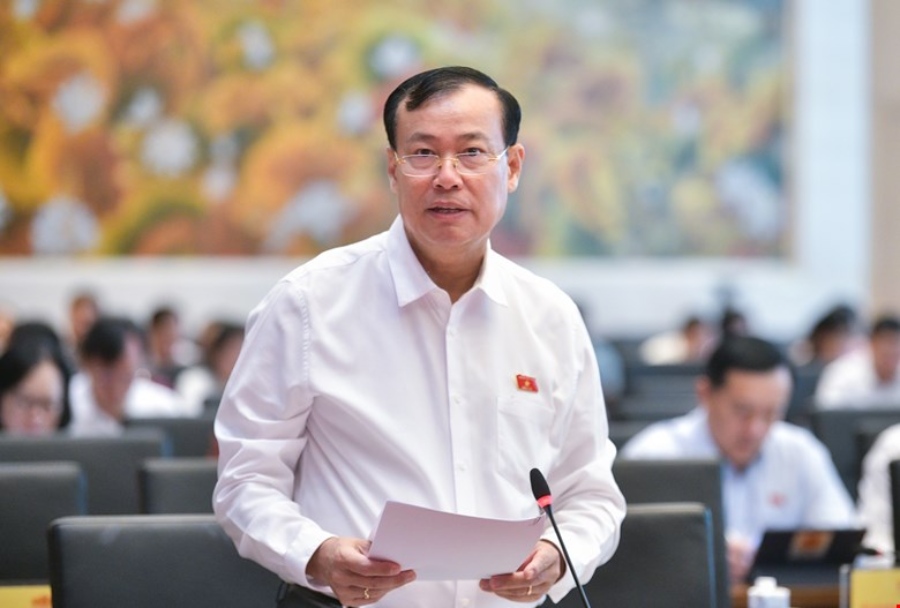 Chủ nhiệm Ủy ban Quốc phòng và An ninh của Quốc hội Lê Tấn Tới báo cáo tóm tắt một số vấn đề lớn của dự thảo Luật PCCC và CNCH. Ảnh: Phạm Đông 