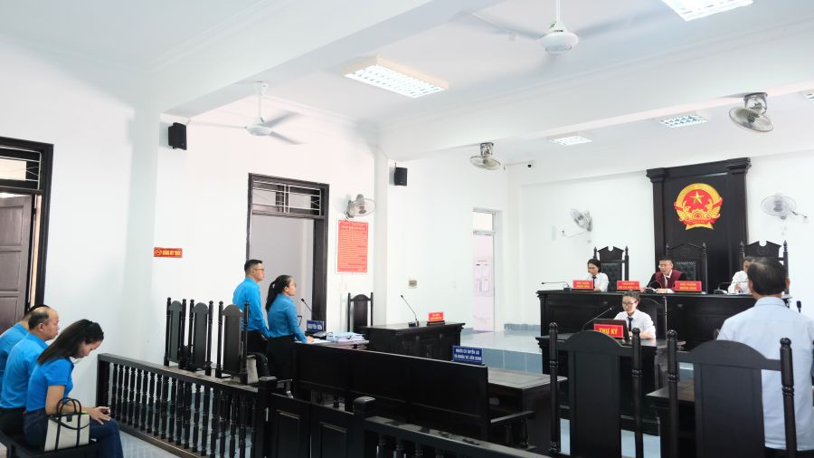 TAND quận Liên Chiểu (Đà Nẵng), mở phiên xét xử vụ án tranh chấp về tiền lương, trợ cấp thôi việc giữa Công ty Cổ phần Dệt Hòa Khánh - Đà Nẵng và 62 công nhân lao động. Ảnh: Trà Vân