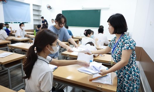 Lương viên chức giáo dục và y tế sẽ được ưu tiên cao hơn. Ảnh minh họa: Thiều Trang