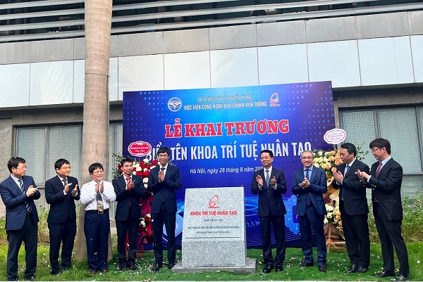 Minister Nguyen Manh Hung, Deputy Ministers and delegates inaugurated the nameplate of the Faculty of AI. Photo: Institute of Posts and Telecommunications Technology