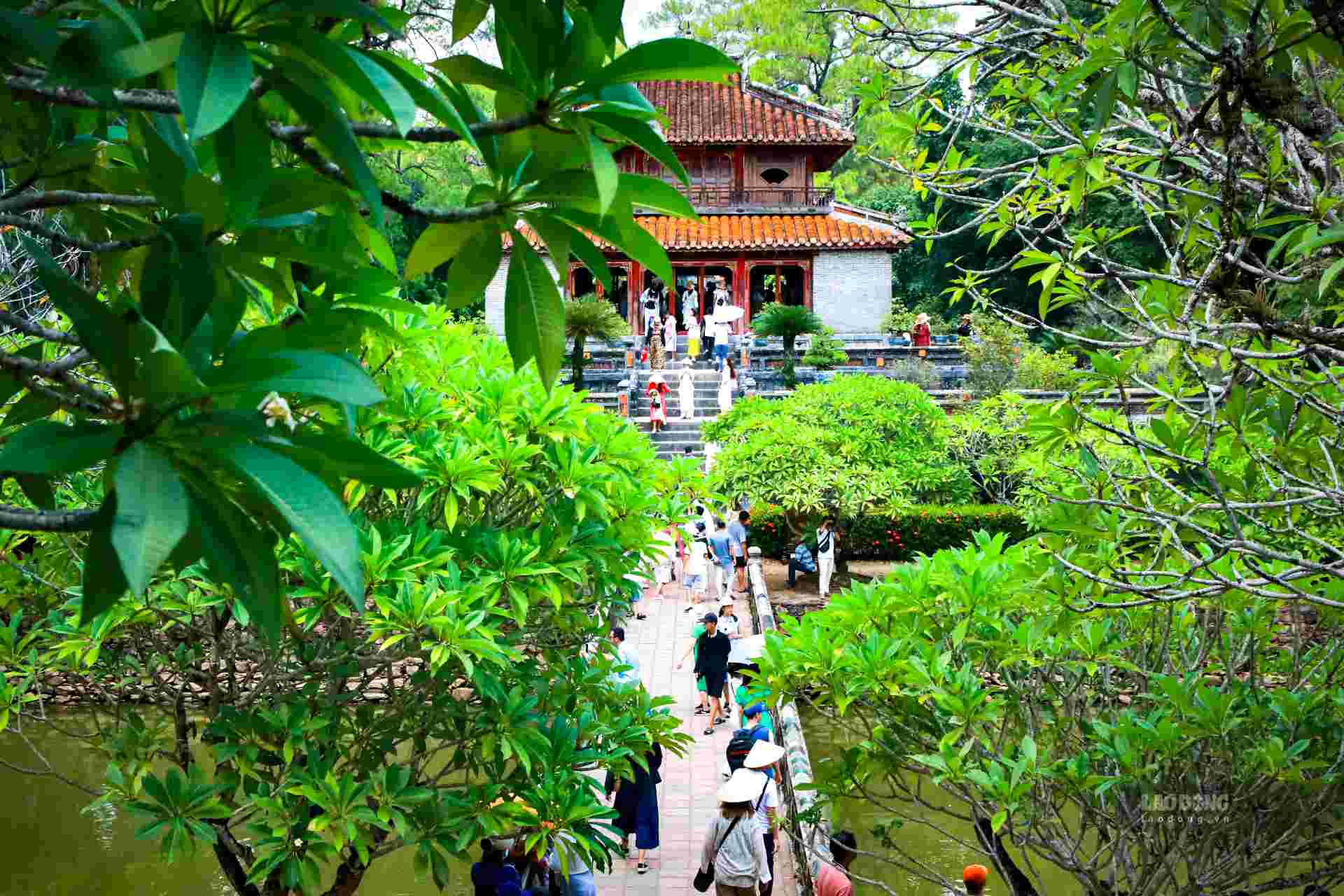 Tourists visit Hue mausoleums. Photo: Phuc Dat.