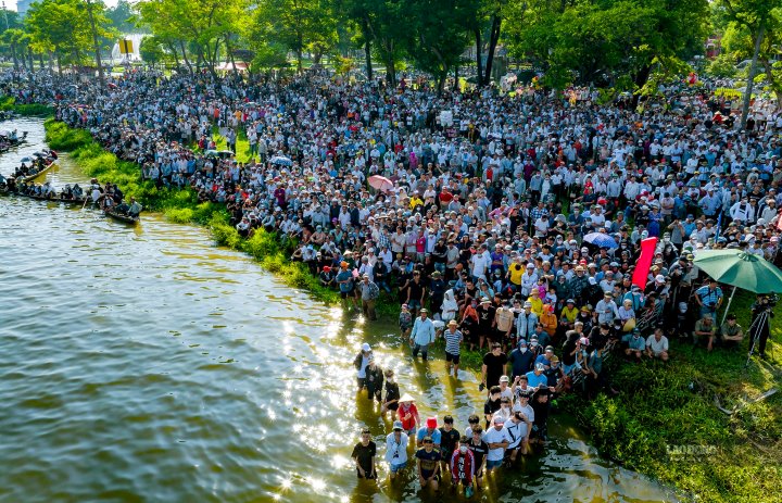 Đông đảo người dân và du khách xem giải đua ghe dịp nghỉ lễ Quốc Khánh (2.9.2023). Ảnh: Nguyễn Luân.