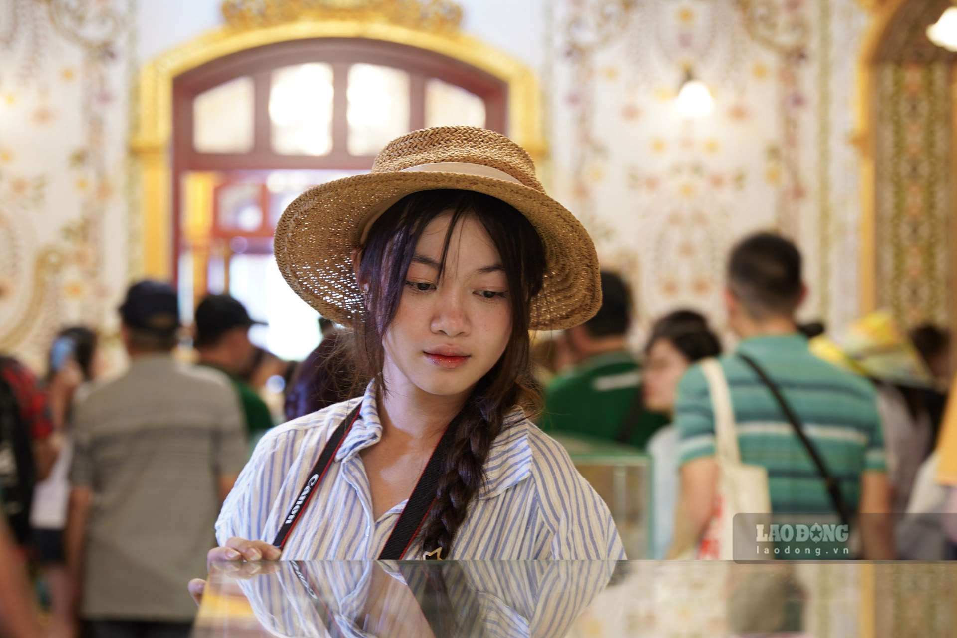 Tourists visit Kien Trung Palace, Hue Citadel. Photo: Nguyen Luan.