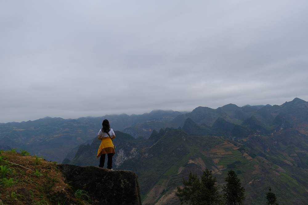Coming to Ha Giang, visitors enjoy the feeling of freedom when standing between the vast sky and earth. Photo: Nguyen Duc Manh