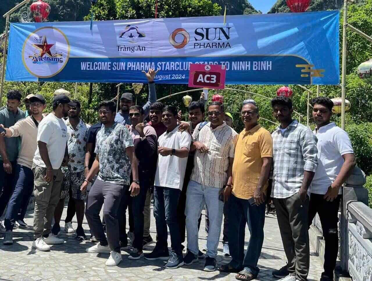 Những vị khách đầu tiên trong đoàn 4.500 khách du lịch của tỉ phú Ấn Độ đến Tràng An. Ảnh: Nguyễn Trường