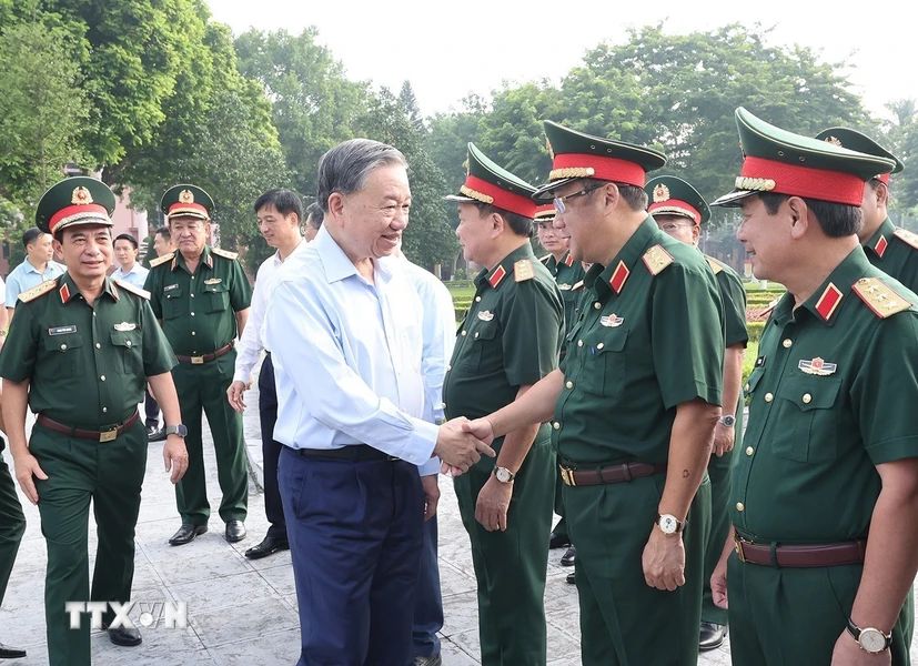 Tổng Bí thư, Chủ tịch nước Tô Lâm, Bí thư Quân ủy Trung ương với các đồng chí Ban Thường vụ Quân ủy Trung ương. Ảnh: Trí Dũng/TTXVN 