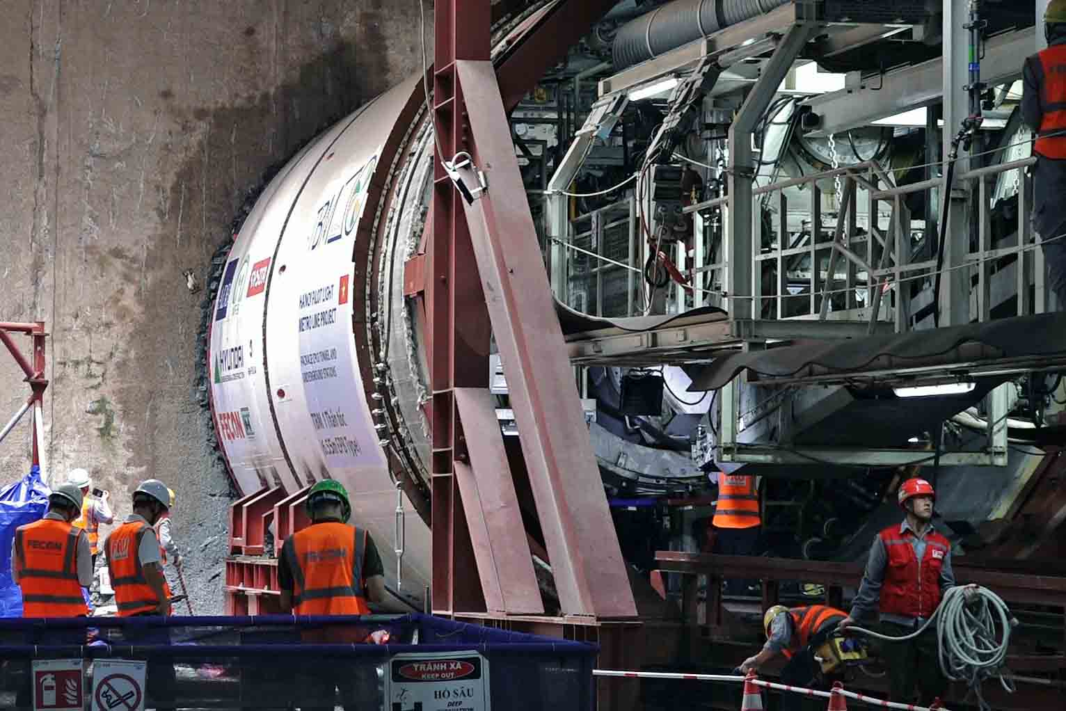 The tunnel shell is arranged behind the rear of the engine. Wherever you dig, the tunnel shell will be installed there. Photo: Le Khanh