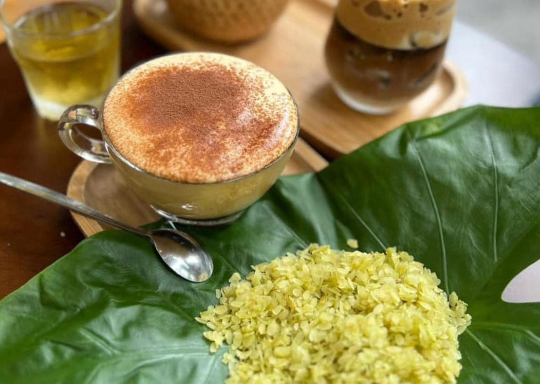 Những phần cốm mộc bên cốc cà phê rất đậm chất mùa thu Hà Nội. Ảnh: Trang Phan