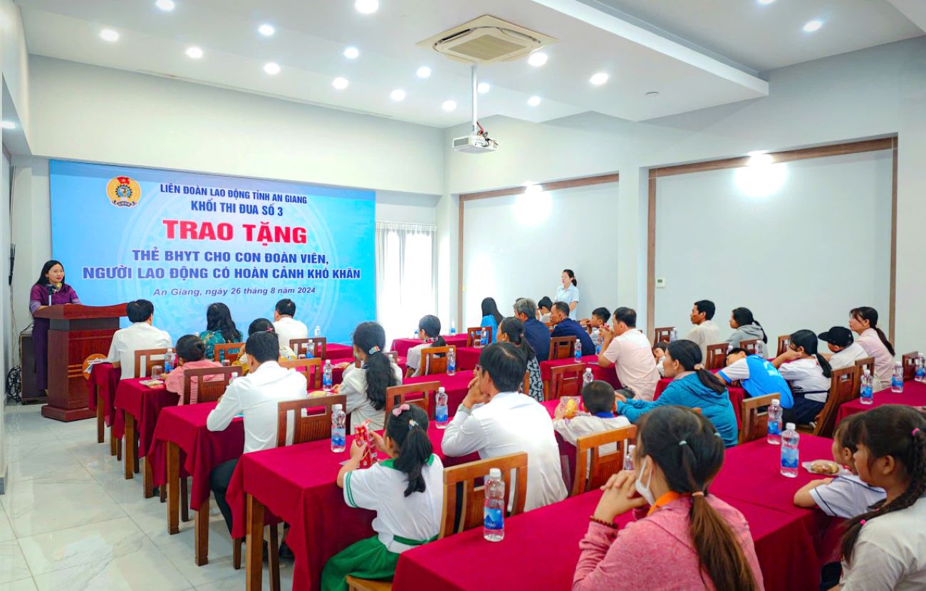 Scene of the ceremony of presenting Health Insurance Cards to children of union members of Emulation Block No. 3 of the Labor Confederation of An Giang province. Photo: Thanh Mai