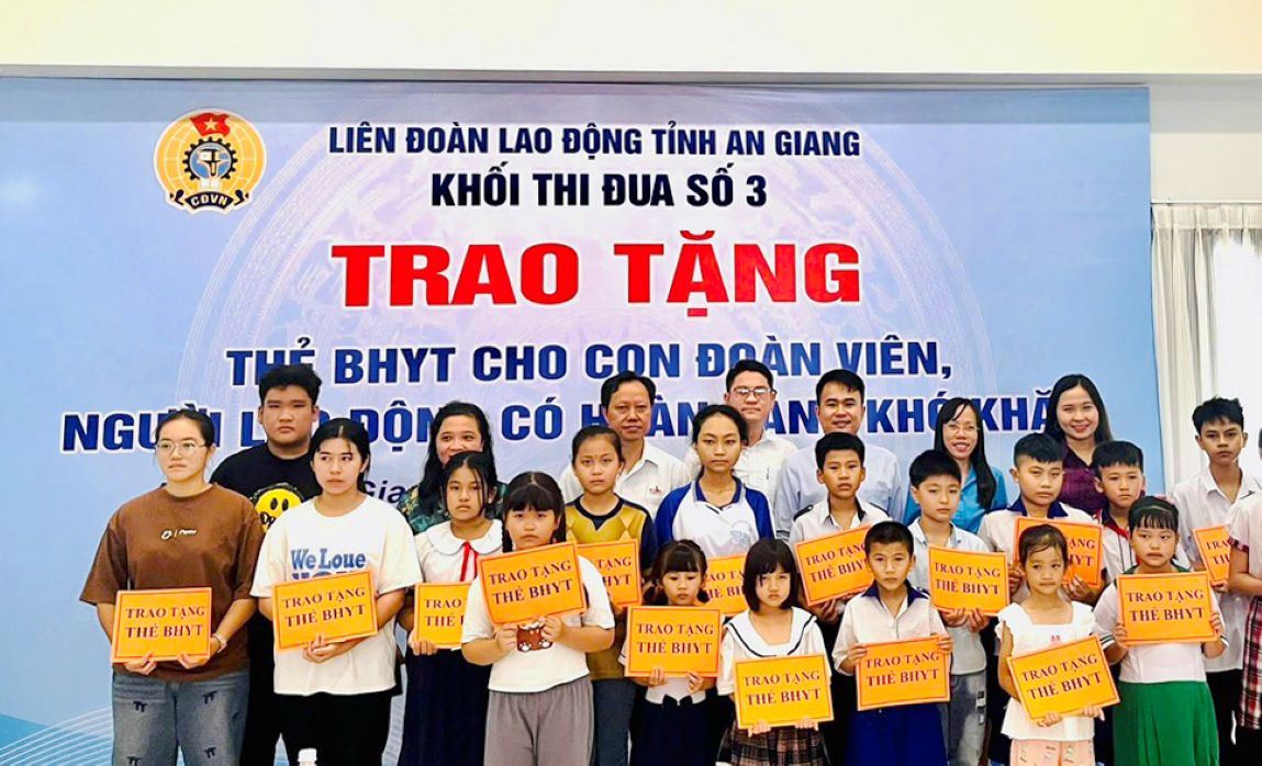 Before the new school year, union members of Emulation Block No. 3 contributed and donated 30 Health Insurance Cards to children of union members in difficult circumstances. Photo: Thanh Mai