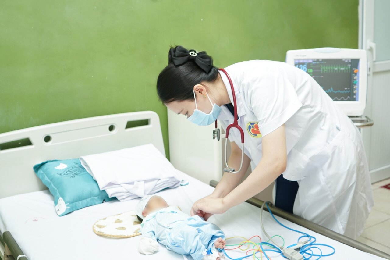 Bác sĩ kiểm tra sức khoẻ cho bệnh nhi bị dị tật tim sau ca phẫu thuật. Ảnh: BVCC