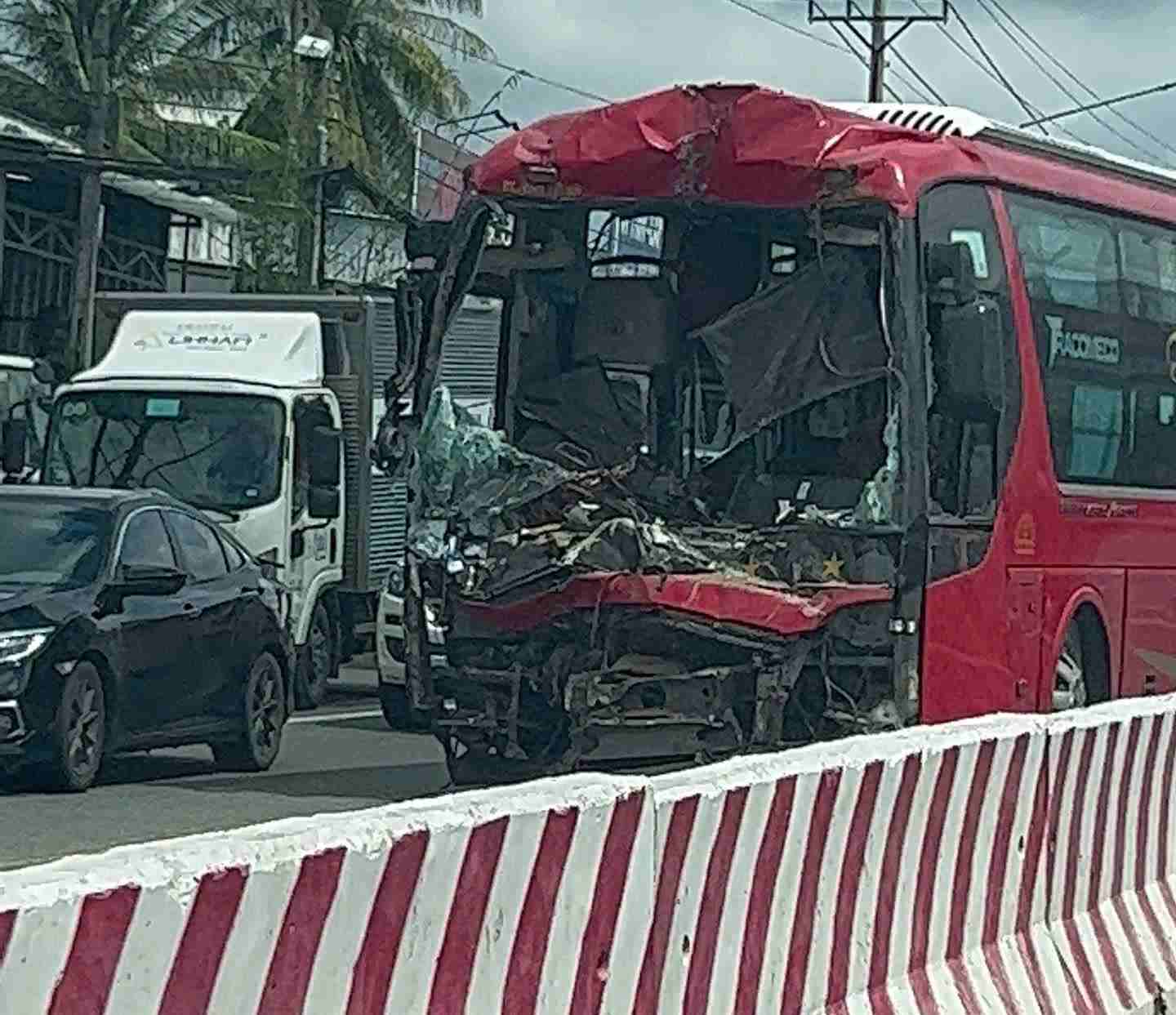 The front of the passenger car was deformed after the accident. Photo: Thanh Hai