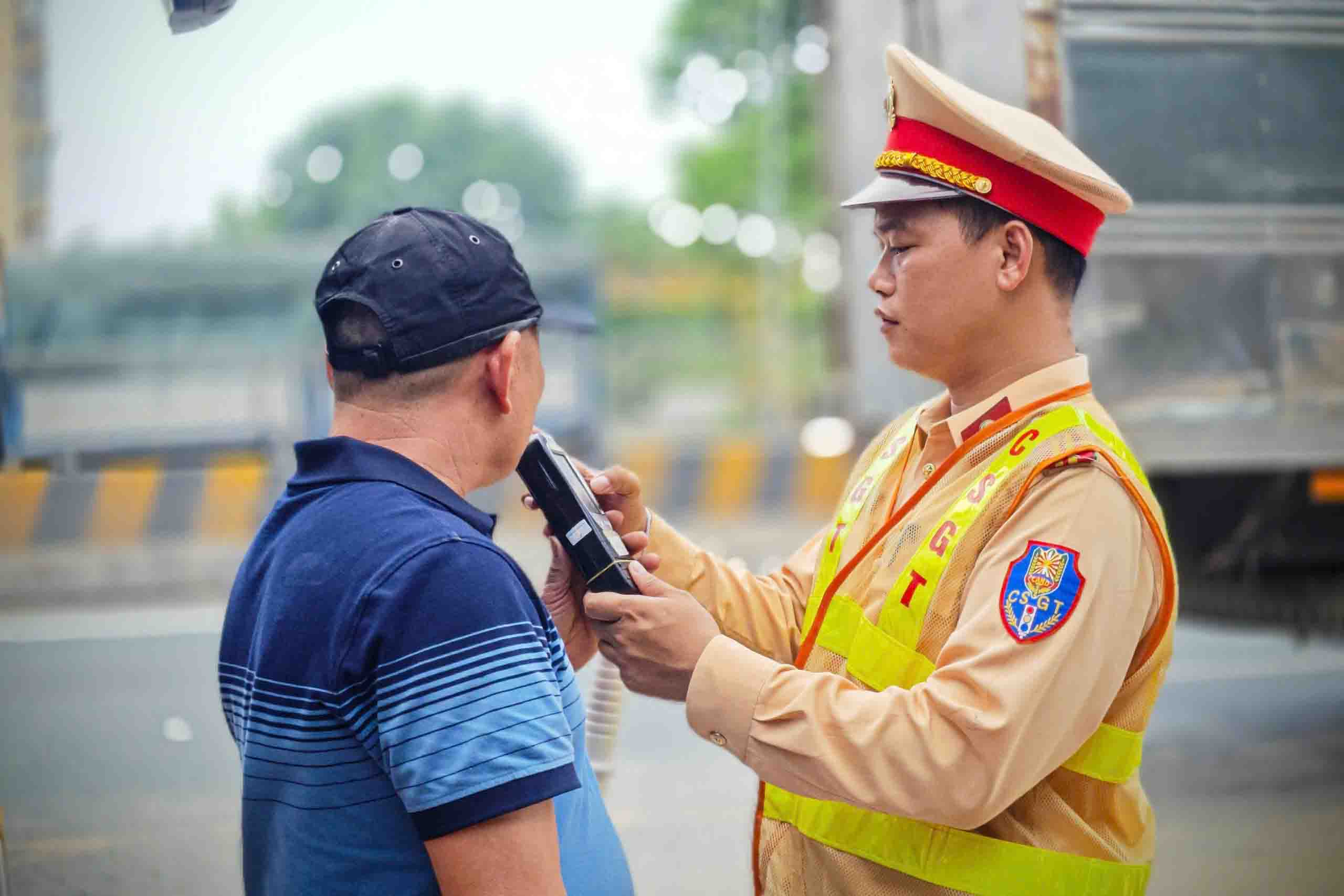 Cảnh sát giao thông tăng cường xử lý vi phạm trước, trong và sau kỳ nghỉ lễ 2.9. Ảnh: Thế Kỷ