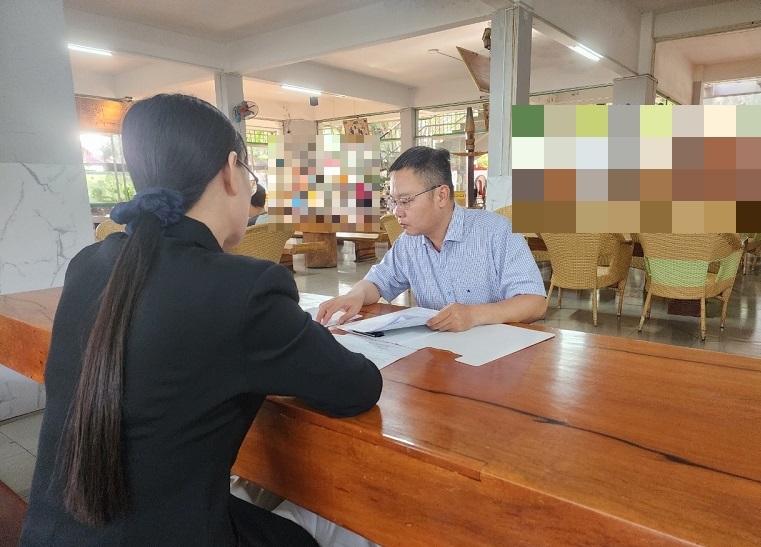 Phụ huynh học sinh không có hồ sơ học tập cấp THCS chia sẻ với PV các cơ quan báo chí những thông tin liên quan đến vụ việc. Ảnh: Bảo Trung
