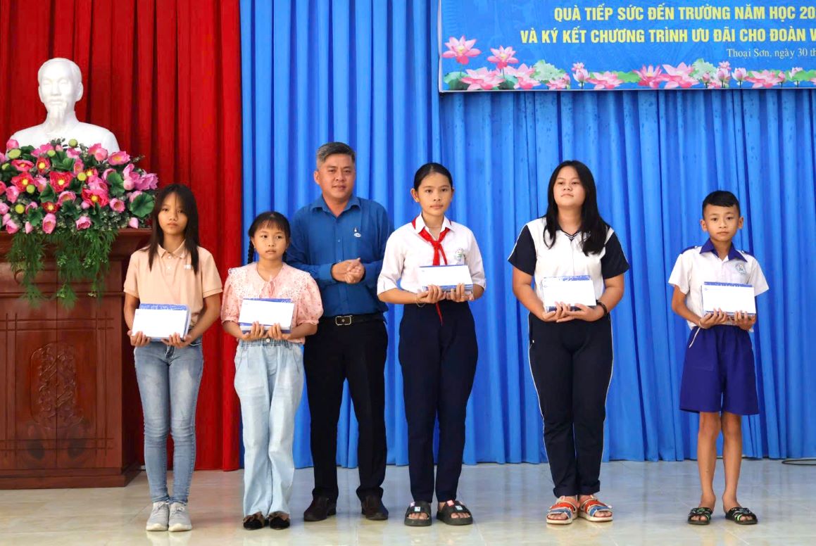 Give School Support gifts to union members' children and workers who overcome difficulties and study well. Photo: Kim Anh