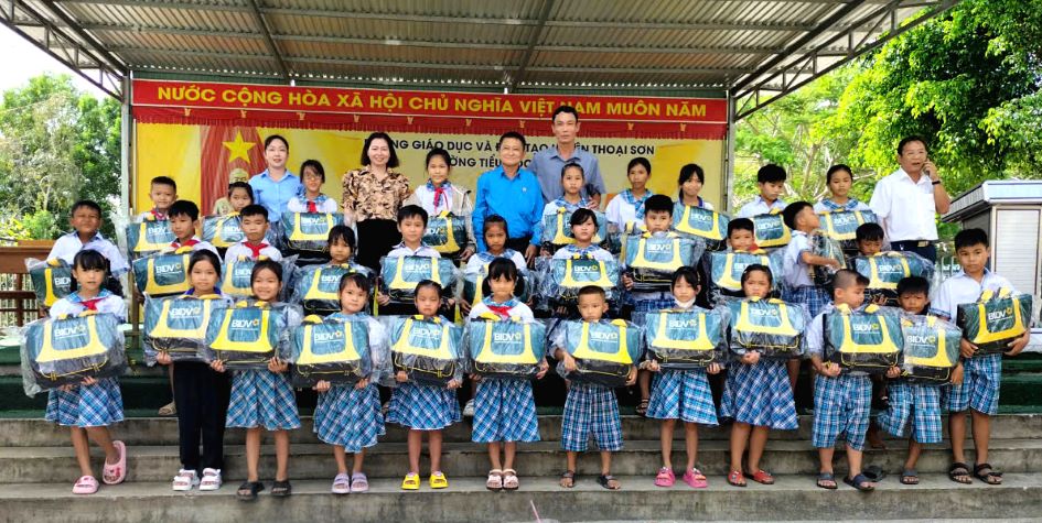 Give a pair of buoys to the children of union members and workers. Photo: Kim Anh