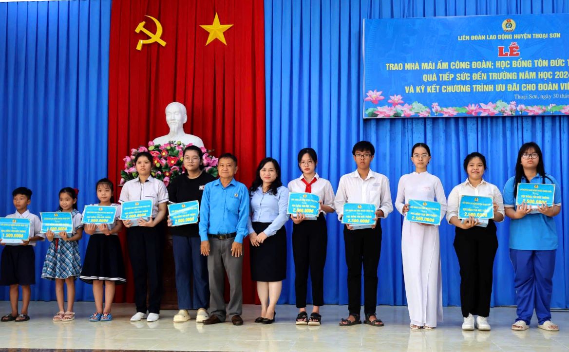 Awarded 10 Ton Duc Thang Scholarships for the 29th time to 10 children of union members who overcame difficulties and studied well. Photo: Kim Anh