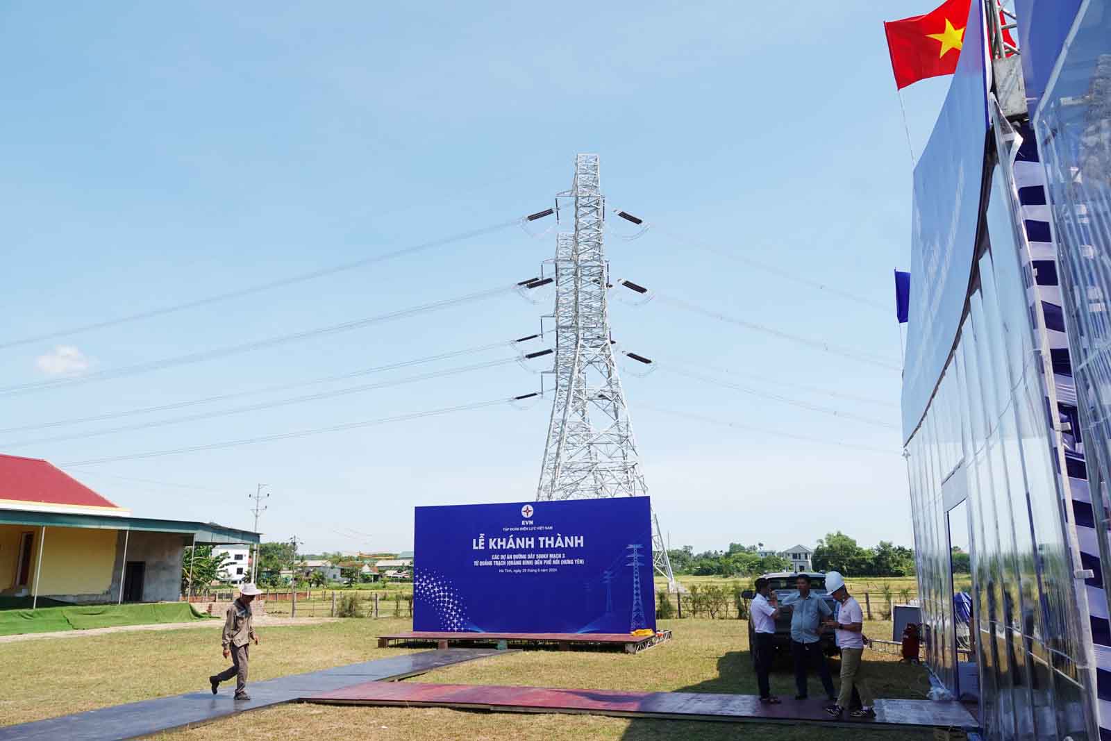 Địa điểm tổ chức lễ khánh thành đường dây 500kV mạch 3 ở đầu cầu Hà Tĩnh ngay cạnh vị trí cột điện số 171 ở thôn Mỹ Lâm, xã Cẩm Mỹ, huyện Cẩm Xuyên. Ảnh: Trần Tuấn.