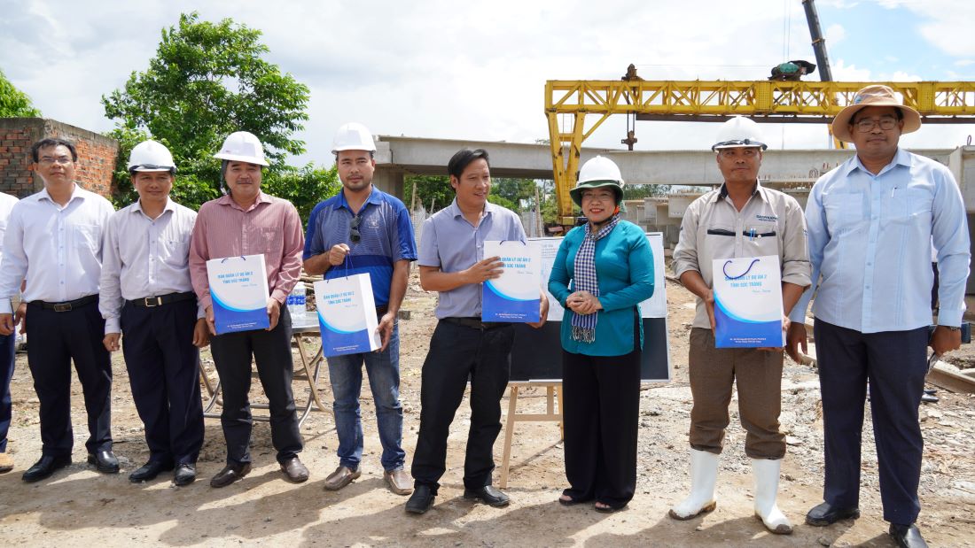 Ms. Ho Thi Cam Dao - Permanent Deputy Secretary of the Provincial Party Committee, Chairman of the Provincial People's Council and Mr. Tran Van Lau (2nd from left) - Deputy Secretary of the Provincial Party Committee, Chairman of the People's Committee of Soc Trang province presented gifts to encourage the contractor, highway construction workers. Photo: Phuong Anh