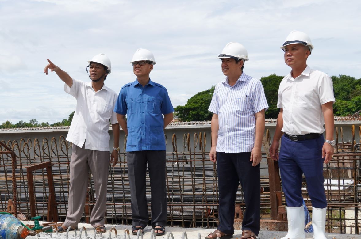 Mr. Lam Van Man - Member of the Party Central Committee, Secretary of the Soc Trang Provincial Party Committee (left) inspected the construction progress of the expressway project at package number 10 on the morning of August 28. Photo: Phuong Anh