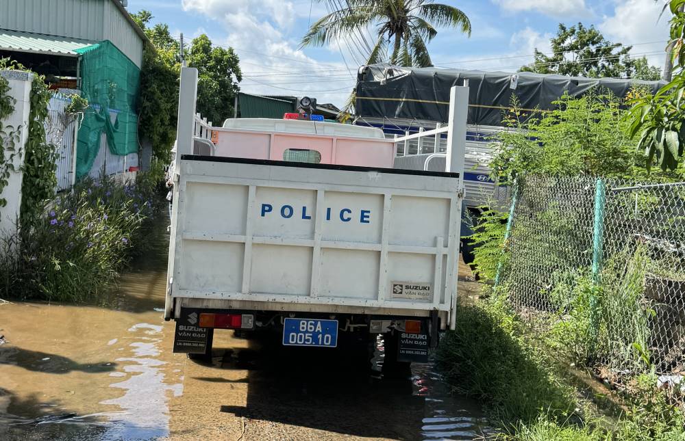 The commune's functional forces were present to help people. Photo: Duy Tuan