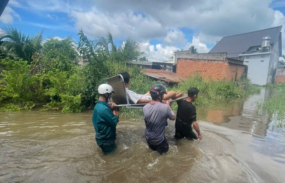 Take sick people out of flooded areas. Photo: NDCC