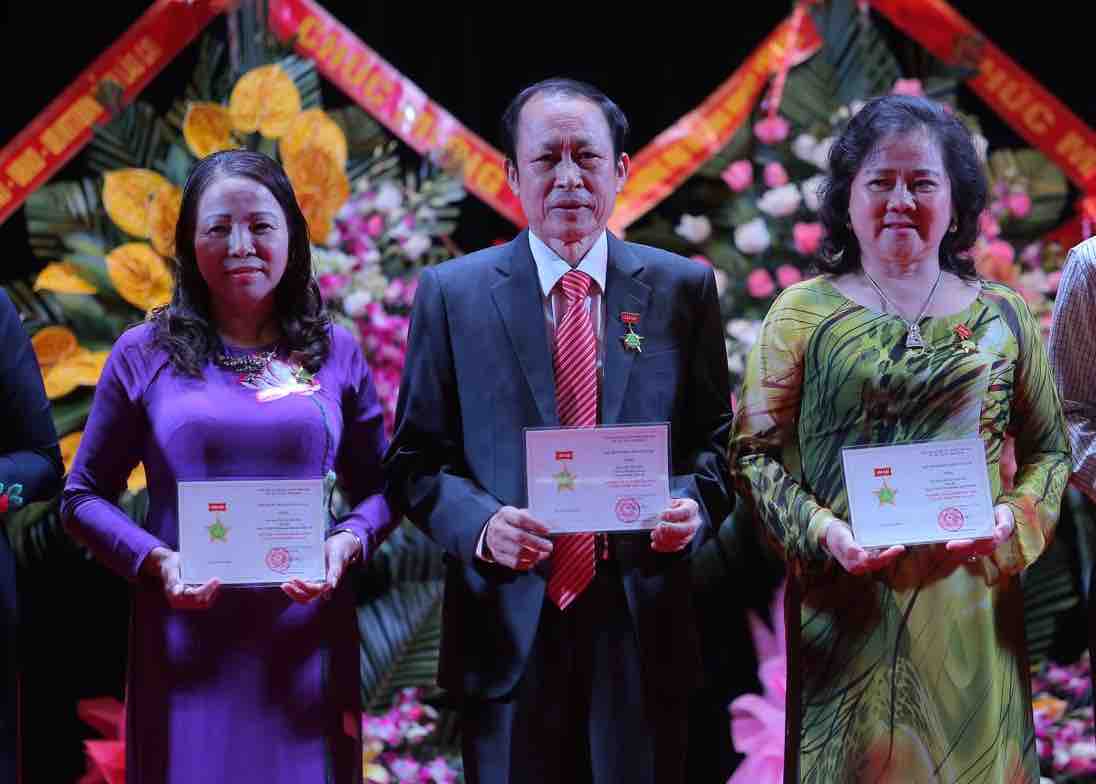 Ông Trần Ích Sơn (giữa) được đề nghị tặng danh hiệu Anh hùng Lao động thời kỳ đổi mới. Ảnh: Công ty Cổ phần Minh Sơn
